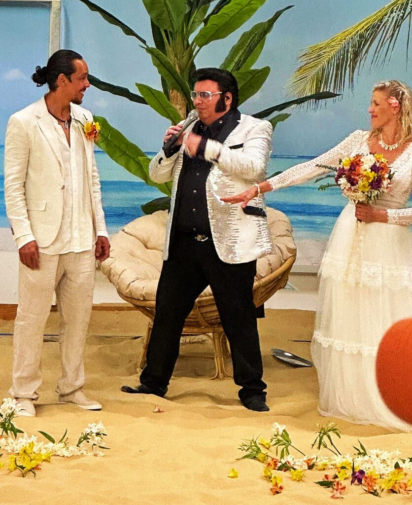 Las Vegas Hochzeit in Deutschland mit Elvis – Unvergessliche Trauung im Stil der Glitzermetropole | Las Vegas Hochzeit Deutschland, Elvis Hochzeit, Hochzeit mit Elvis, Las Vegas Atmosphäre, Elvis-Trauung, Elvis Wedding, Hochzeitspaket, in Deutschland, unvergessliches Erlebnis, Vegas Atmosphäre Hochzeit Deutschland, Elvis-Trauung Deutschland, Hochzeitspaket mit Elvis, Las Vegas Stil Hochzeit Deutschland, Elvis Hochzeitszeremonie Deutschland, Deutsche Elvis Hochzeitsfeier, Hochzeitserlebnis wie in Las Vegas, Elvis-Imitator Hochzeit Deutschland, Romantische Elvis Hochzeit Deutschland, Elvis Musik Hochzeit Deutschland