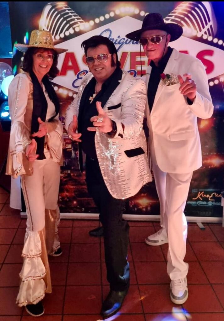 Las Vegas Hochzeit in Deutschland mit Elvis – Unvergessliche Trauung im Stil der Glitzermetropole | Las Vegas Hochzeit Deutschland, Elvis Hochzeit, Hochzeit mit Elvis, Las Vegas Atmosphäre, Elvis-Trauung, Elvis Wedding, Hochzeitspaket, in Deutschland, unvergessliches Erlebnis, Vegas Atmosphäre Hochzeit Deutschland, Elvis-Trauung Deutschland, Hochzeitspaket mit Elvis, Las Vegas Stil Hochzeit Deutschland, Elvis Hochzeitszeremonie Deutschland, Deutsche Elvis Hochzeitsfeier, Hochzeitserlebnis wie in Las Vegas, Elvis-Imitator Hochzeit Deutschland, Romantische Elvis Hochzeit Deutschland, Elvis Musik Hochzeit Deutschland